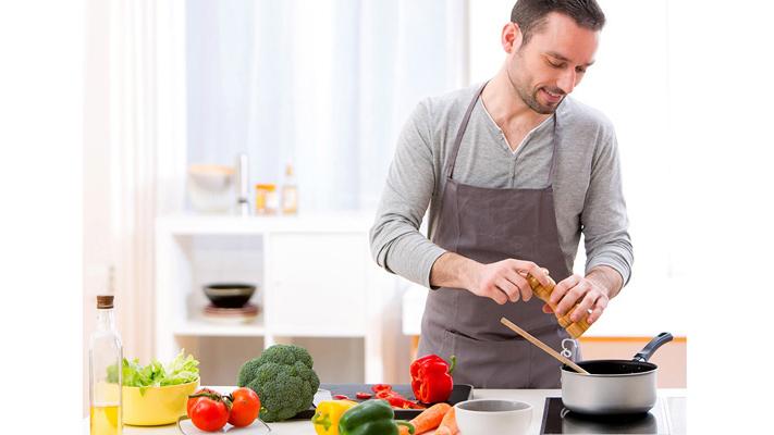 Bạn có thể trổ tài bằng những món ăn đơn giản, không quá cầu kì nhưng nó lại mang sự ấm cúng của một bữa cơm gia đình.